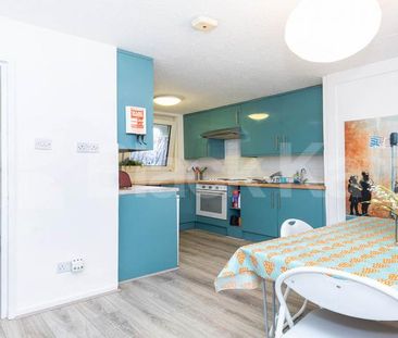 3 Bedroom, 1 bath, 1 reception Flat - Photo 6