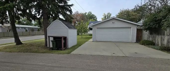 Bright and Cozy 3 bedroom house in the trendy Neighborhood of Highlands | Edmonton - Photo 1