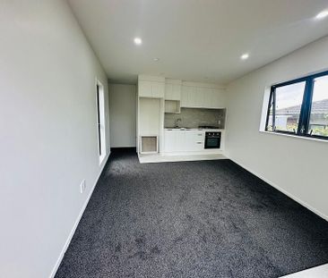 Modern 2BR Home in Ranui - AC & Courtyard - Photo 2