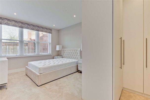 A furnished ground floor apartment, in a gated & exclusive development, close to a range of amenities including Hampton Court station, further benefitting from allocated parking. - Photo 1