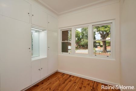 CHARMING FAMILY HOME IN A PRIME LOCATION - Photo 4