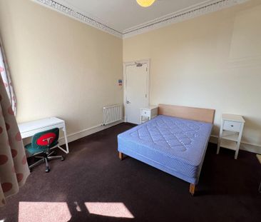 3 bedroom flat to rent - Photo 3