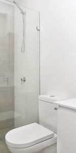 MODERN STUDIO APARTMENT - WATER, GAS AND INTERNET INCLUDED - Photo 3