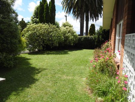 Two bedroom townhouse close to city - Photo 2