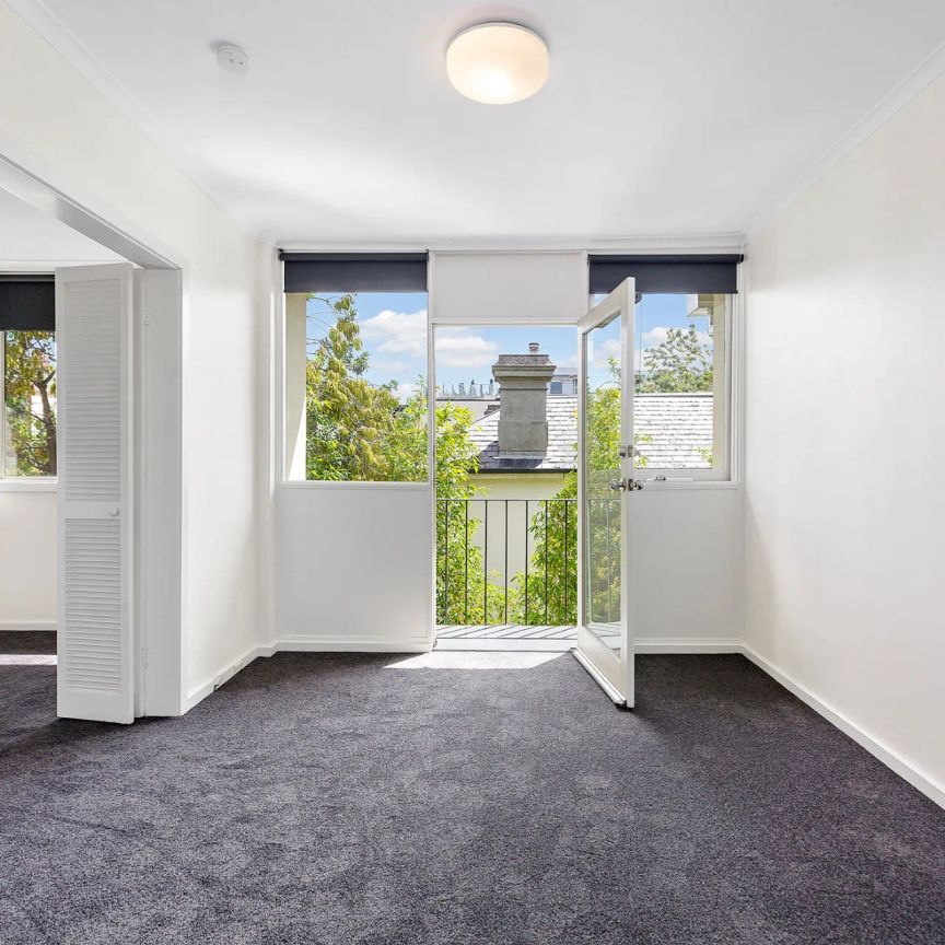 Bright & Private One-Bedroom Apartment in Prime South Yarra Location! - Photo 1