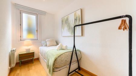 3-bedroom apartment for rent in Argüelles, bills included - Photo 2