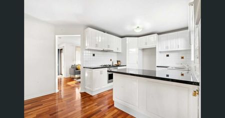 Elegant Living in a Thoughtfully Designed Family Home - Photo 2