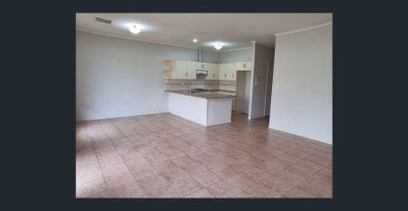 Welcoming three-bedroom home in the heart of Renown Park - Photo 5