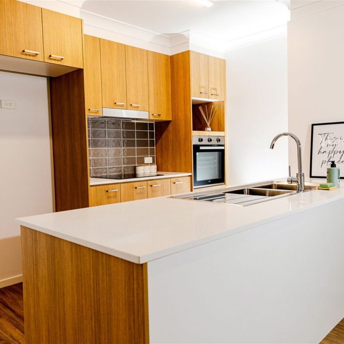 DUCTED AIR CONDITIONING & 1 WEEK FREE RENT. see terms - Photo 1
