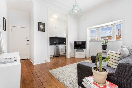 Bright & Sunny Beachside Pad in the Heart of Bondi - Photo 2