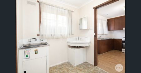 TIDY TWO BEDROOM UNIT TWO BLOCKS FROM BLAKES GROCERS - Photo 5