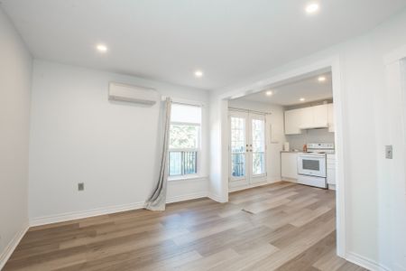 204 Sanford Ave S, Hamilton - All Inclusive 2 Bedroom Apartment - Photo 2