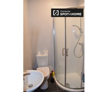 Room for rent in 4-bedroom apartment in Glasnevin, Dublin - Photo 1