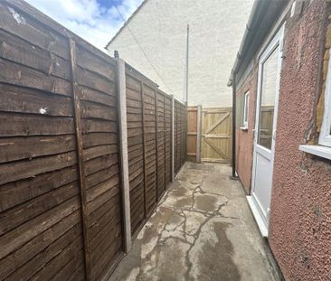 3 bedroom end of terrace house to rent - Photo 1