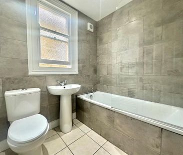 3 bedroom flat to rent - Photo 6