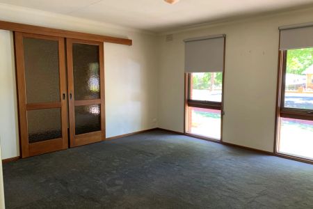 Charming and functional 3-bedroom brick home with garden views. - Photo 3