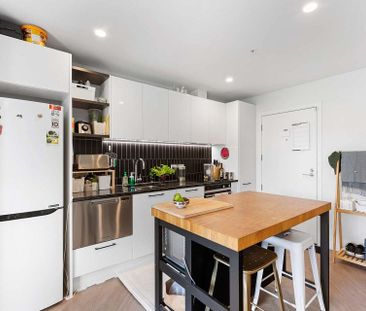 Bright and warm unit with a secure carpark - Photo 4