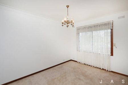 “Spacious Family Home in Prime West Footscray Location” - Photo 2
