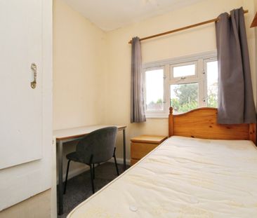 Elmbank Avenue, Englefield Green, Egham, Surrey, TW20 0TP - Photo 3