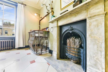 A beautifully presented Victorian house on a highly desirable road in Notting Hill - Photo 2