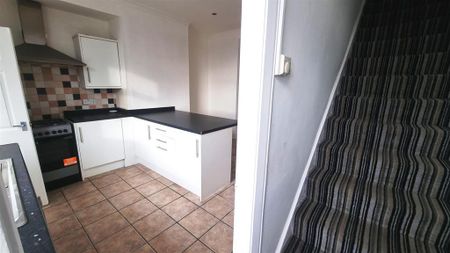 2 bedroom end of terrace house to rent - Photo 4