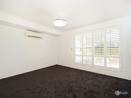 CONVENIENTLY LOCATED, COMFORTABLE 3X1 FAMILY HOME!!! - Photo 4