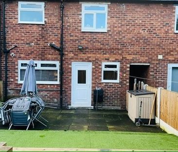 Lovely 3 Bed Town House TO LET in popular part of Heywood - Photo 4