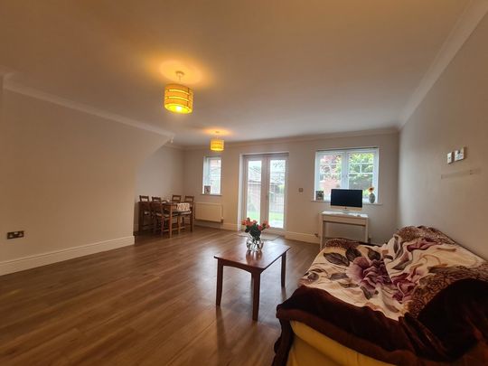 4 Bedroom Semi-Detached House - Photo 1