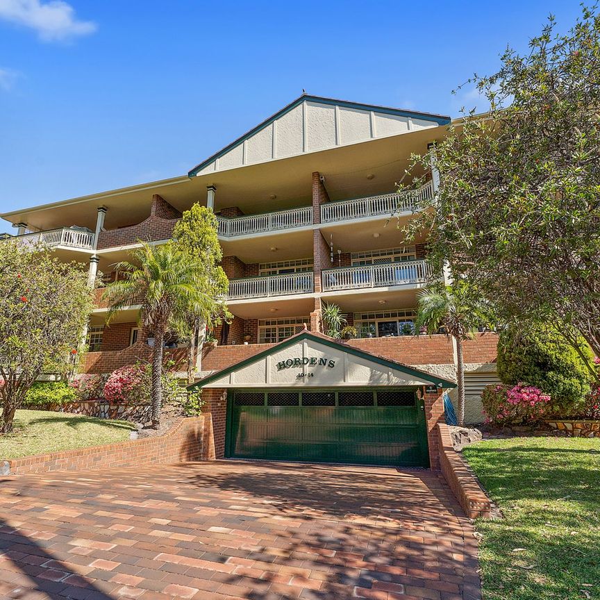 Large Two Bedroom Top Floor Unit - Photo 1