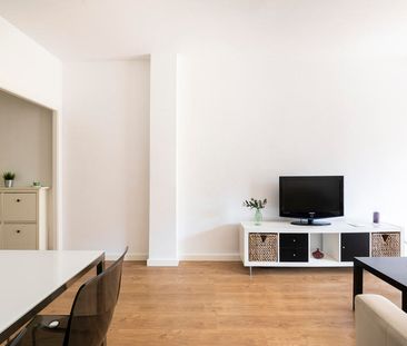 Spacious & Bright Three-bedroom Apartment with Balcony in Sant Martí - Photo 5