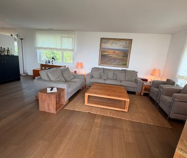 Möblierte 2.5-Zimmer-Wohnung mit Aussicht auf Zürichsee im Kreis 7 - Photo 3