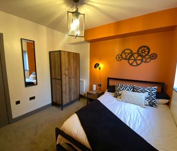 Modern Double Room in Shared House - Photo 3