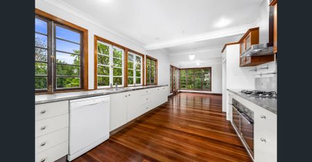 Spacious 4 Bed Home; Freshly Painted Throughout & Newly Polished Floors - Photo 2