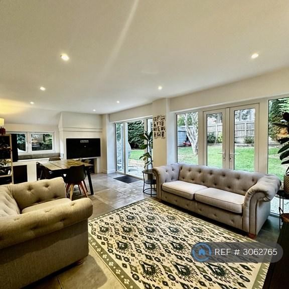 4 bedroom detached house to rent - Photo 1