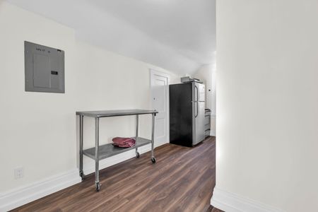 For Lease - 98 Church Street Unit# Unit D (Upper), Kitchener, Ontario - Photo 2