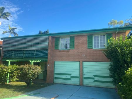 Spacious family home on a large block - Photo 3