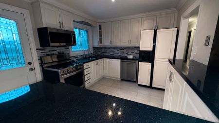 For Lease - 17 Law Crescent, Richmond Hill, Ontario - Photo 2