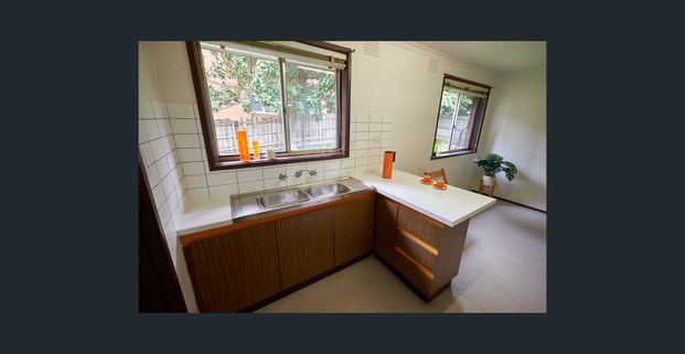 BRIGHT THREE BEDROOM VILLA UNIT WITH ORIGINAL MID-CENTURY CHARM - Photo 1