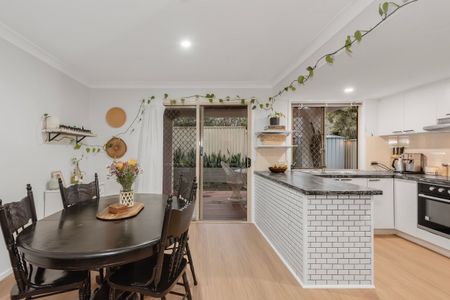 Exquisite Three Bedroom Townhouse - Photo 3