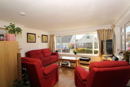 4 bedroom detached house to rent - Photo 2