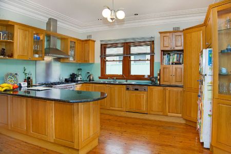 RENOVATED HOME, CLOSE TO WATERFRONT PARKS - Photo 3