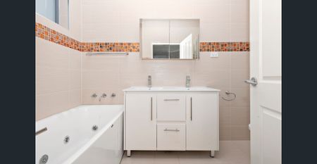 Spacious Family Residence! - Photo 4