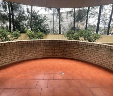 WELL PRESENTED GROUND FLOOR 2 BEDROOM UNIT! - Photo 1