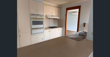 Bright & Spacious 3-Bed Home with 2 Living Areas – Prime Werribee Location - Photo 4