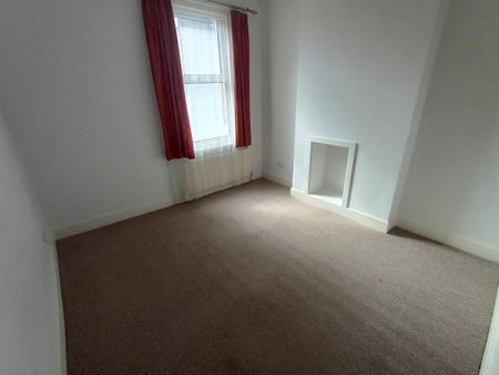 3 bedroom flat to rent - Photo 3
