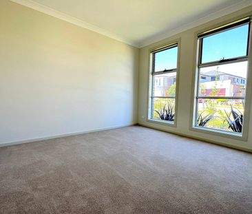 Sophisticated Family Living in a Prime Cul-de-Sac Location - Photo 5