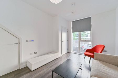 3 bedroom flat to rent - Photo 2