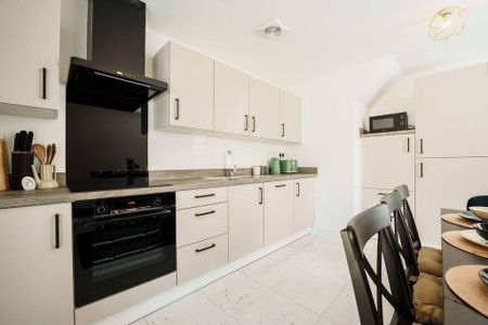 3 bedroom flat to rent - Photo 4