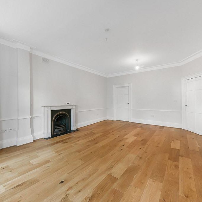 2 bedroom flat in London - Photo 1