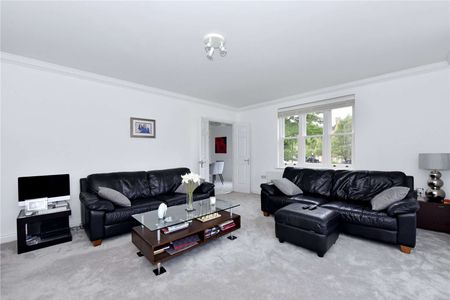 An immaculate two double bedroom apartment situated on the popular and private Longbourn development. - Photo 2
